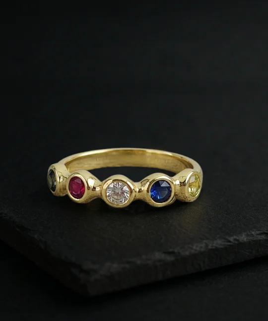 anillo de oro con piedas de varios colores tipo churumbela.