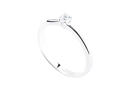 Anillo solitario minimalista en oro blanco con piedra central y banda delgada vista en ángulo