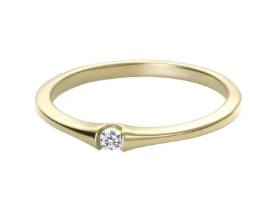 Anillo delicado en oro amarillo con pequeño piedra solitario en engaste semi tensión