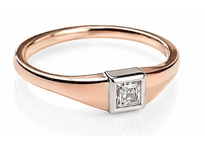Anillo minimalista en oro amarillo con piedra cuadrado engastado al ras en bisel de oro blanco