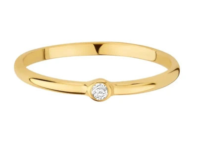 Anillo delgado de oro amarillo con una pequeña piedra incrustada al nivel de la banda