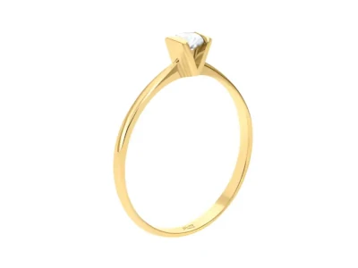 Anillo delgado de oro amarillo con una pequeña piedra solitaria en engaste elevado