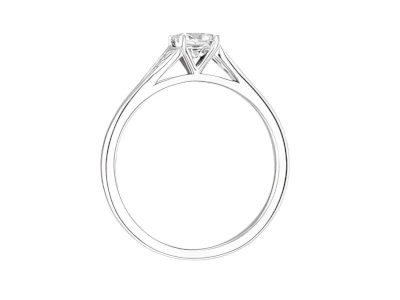 anillo de compromiso solitario en oro blanco, mostrando el perfil elegante de la montura con diseño de catedral y un piedra central