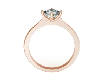 Anillo solitario en oro rosa con montura moderna y limpia, mostrando un piedra en engaste de tres puntas