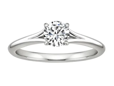 Anillo de compromiso en oro blanco con piedra central y diseño de banda dividida que se une al engaste