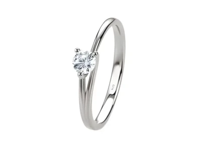 Anillo de compromiso en oro blanco con piedra central y diseño de banda con líneas suaves laterales