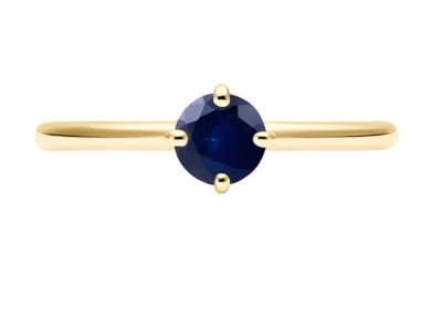 Anillo minimalista en oro amarillo con piedra azul redonda montada en engaste de cuatro garras
