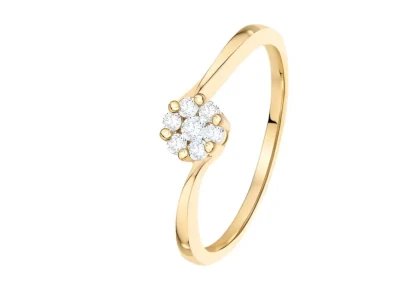 Anillo delicado de oro amarillo con un grupo de piedras formando una flor