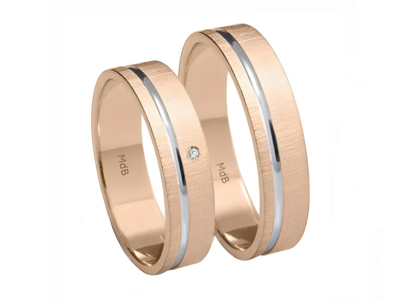 Par de alianzas de matrimonio en oro rosa con línea central de oro blanco. El anillo más pequeño incluye un piedra incrustado.