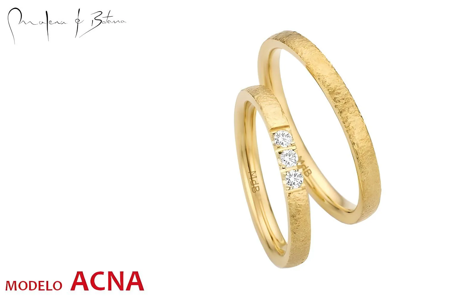 Par de alianzas de oro amarillo texturizado, una lisa y otra con incrustaciones de piedras