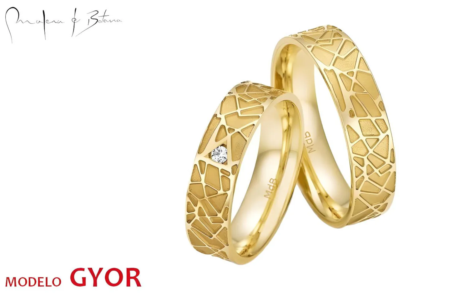 Par de anillos de boda en oro amarillo con patrón geométrico grabado y una piedra incrustada en uno de ellos.