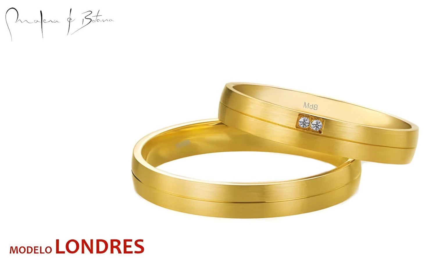 Par de anillos de boda en oro amarillo mate con ranura central; el anillo de la novia lleva dos piedras incrustadas