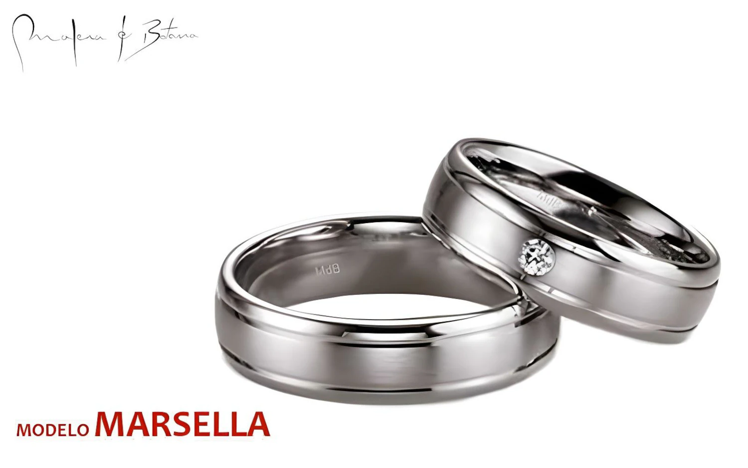 Par de alianzas de matrimonio en oro con acabado satinado. El anillo de mujer incluye una piedra engastada en bisel, mientras que el del hombre presenta un diseño liso.