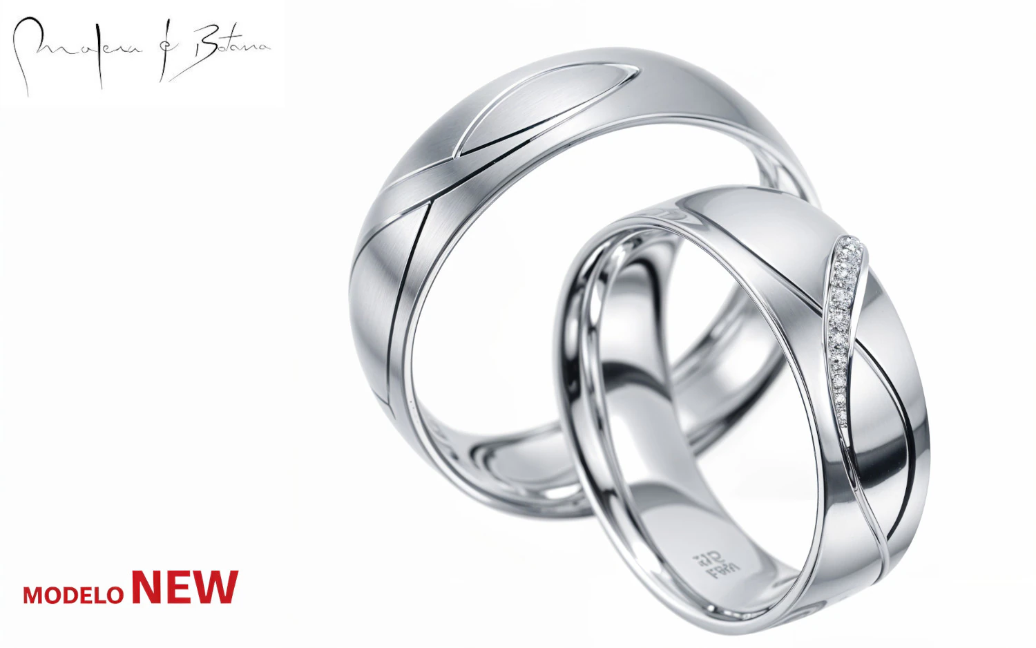 Juego de anillos de boda en oro blanco con patrón diagonal. El anillo más delgado incluye una línea de piedras incrustadas siguiendo el diseño geométrico