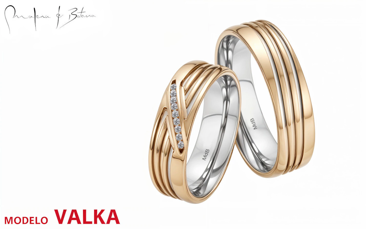 Par de anillos de boda en oro blanco y amarillo con patrón de franjas diagonales. El anillo más pequeño incluye una línea de piedras engastadas.