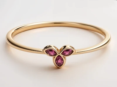 Anillo de promesa en oro amarillo 18k con tres piedras Granates en forma de pétalo, diseño orgánico y delicado.