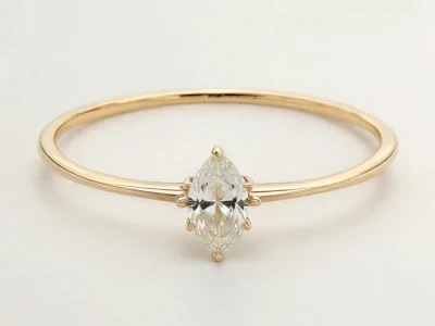 Anillo de promesa en oro amarillo 18k con piedra central marquise engastada en garras, diseño fino y elegante.