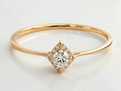 Anillo de promesa en oro amarillo 18k con piedra central redonda y halo de diamantes, engaste rombo, diseño delicado