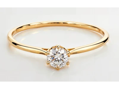 Anillo de promesa en oro amarillo 18k con piedra central redonda engastada en garras, diseño solitario clásico.