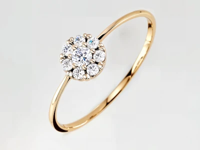 Anillo de promesa en oro amarillo 18k con cluster de diamantes redondos, diseño floral delicado y elegante.
