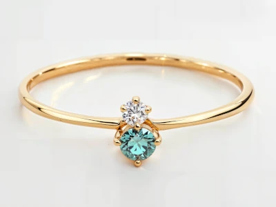 Anillo de promesa en oro amarillo 18k con dos piedras redondas en eje vertical, engaste en garras, diseño delicado.