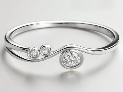 Anillo de promesa en plata 925 con diseño ondulado y tres piedras engastadas de brillo sutil.