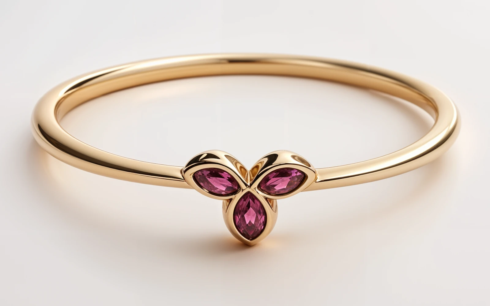 Anillo de promesa en oro amarillo 18k con tres piedras Granates en forma de pétalo, diseño orgánico y delicado.
