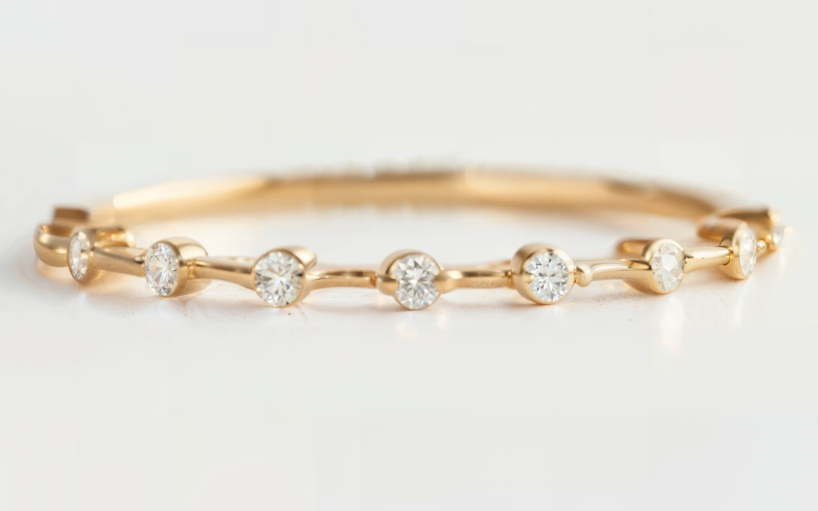 Anillo de promesa en oro amarillo 18k con diamantes redondos engastados de forma continua, diseño fino y elegante.