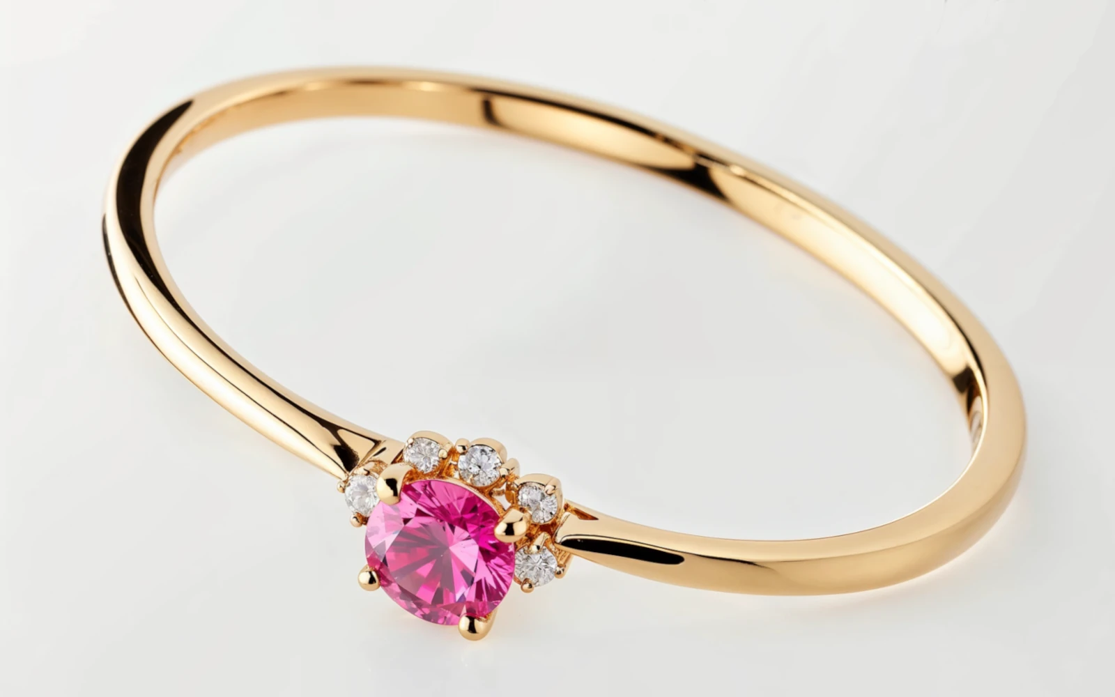 Anillo de promesa en oro amarillo 18k con piedra central rosa y pequeños diamantes laterales en engaste de garras.
