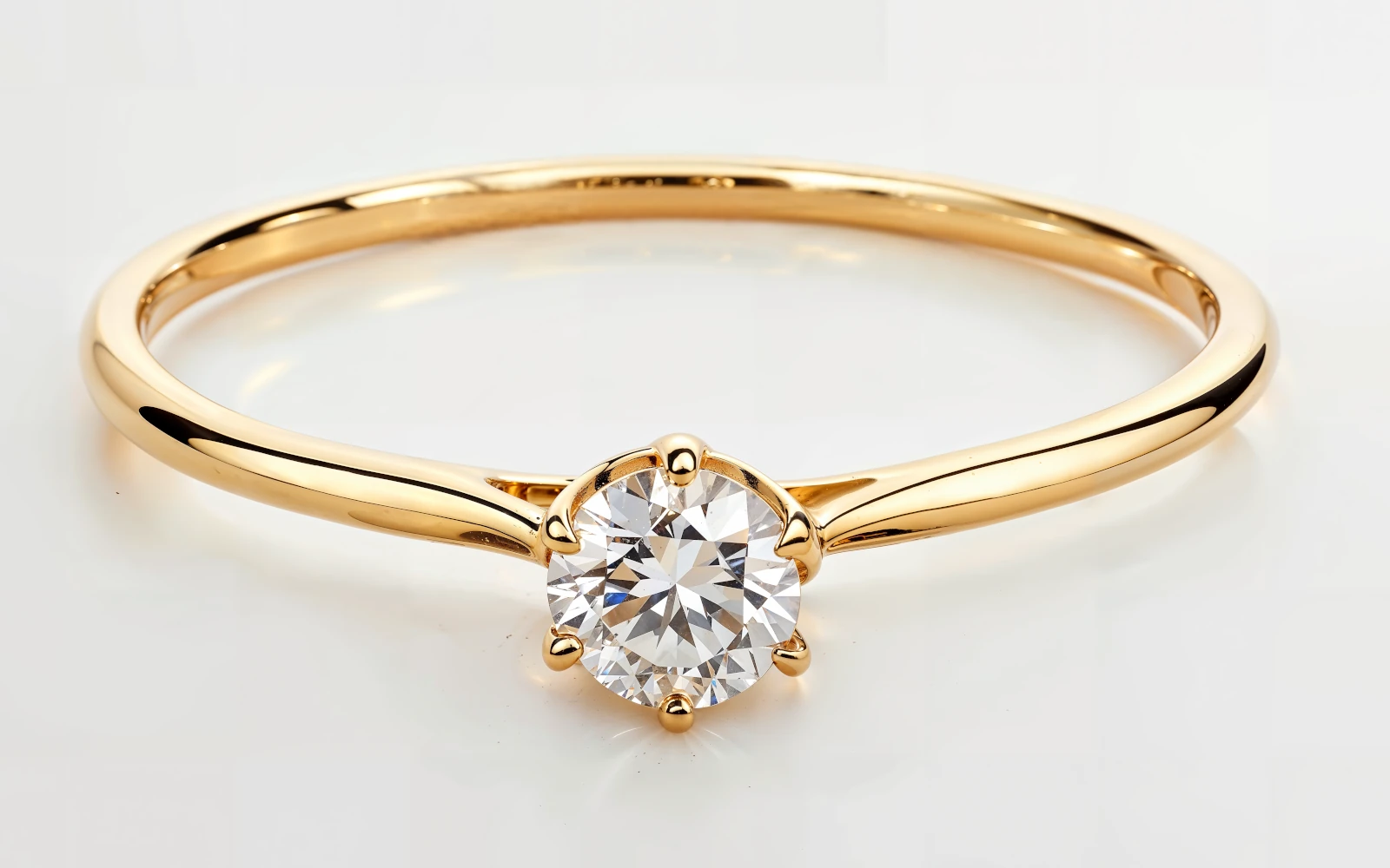 Anillo de promesa en oro amarillo 18k con piedra central redonda engastada en garras, diseño solitario clásico.
