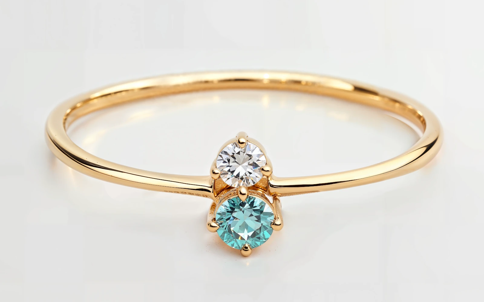 Anillo de promesa en oro amarillo 18k con dos piedras redondas en tonos contrastantes, engaste en garras, diseño delicado.