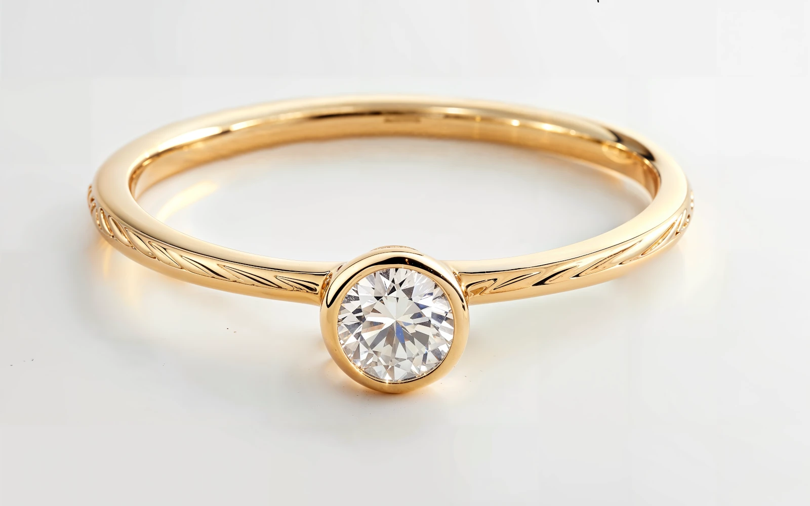 Anillo de promesa en oro amarillo 18k con piedra central redonda y grabado lateral, diseño elegante y artesanal.