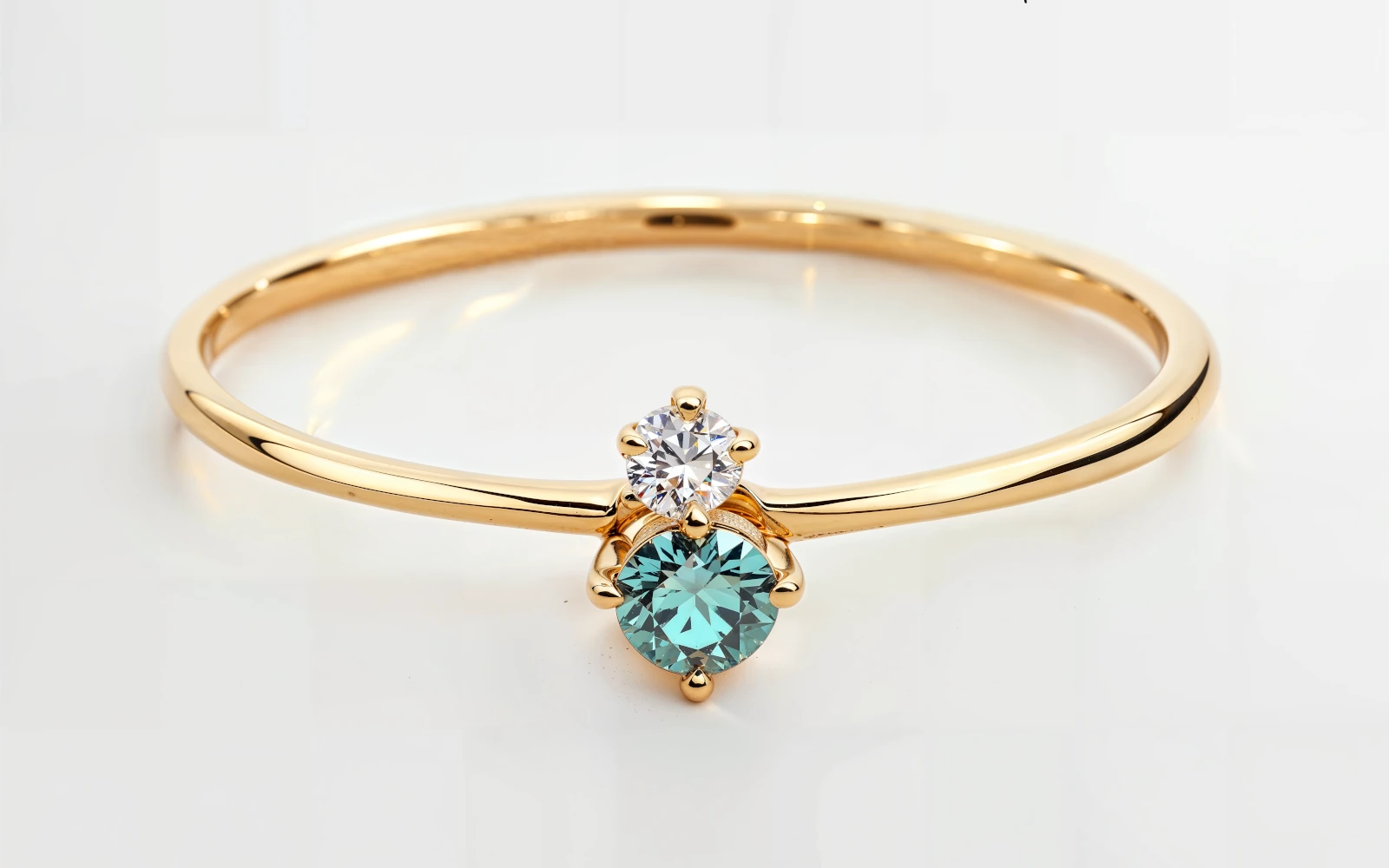 Anillo de promesa en oro amarillo 18k con dos piedras redondas en eje vertical, engaste en garras, diseño delicado.