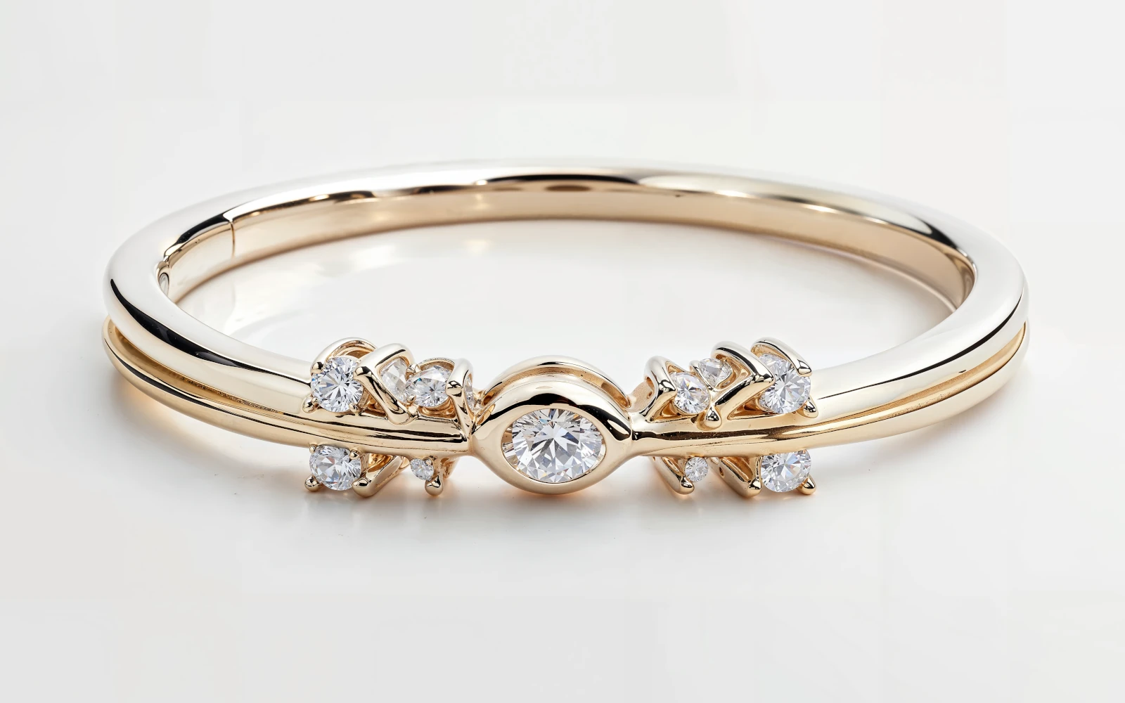 Anillo de promesa en oro amarillo 18k con piedra central y piedras laterales en diseño orgánico y envolvente.