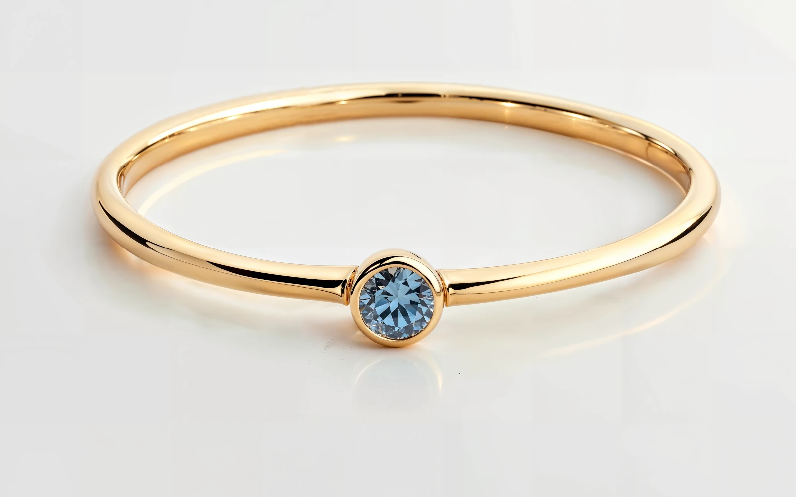 Anillo de promesa en oro amarillo 18k con piedra azul engastada en bisel y banda fina pulida.