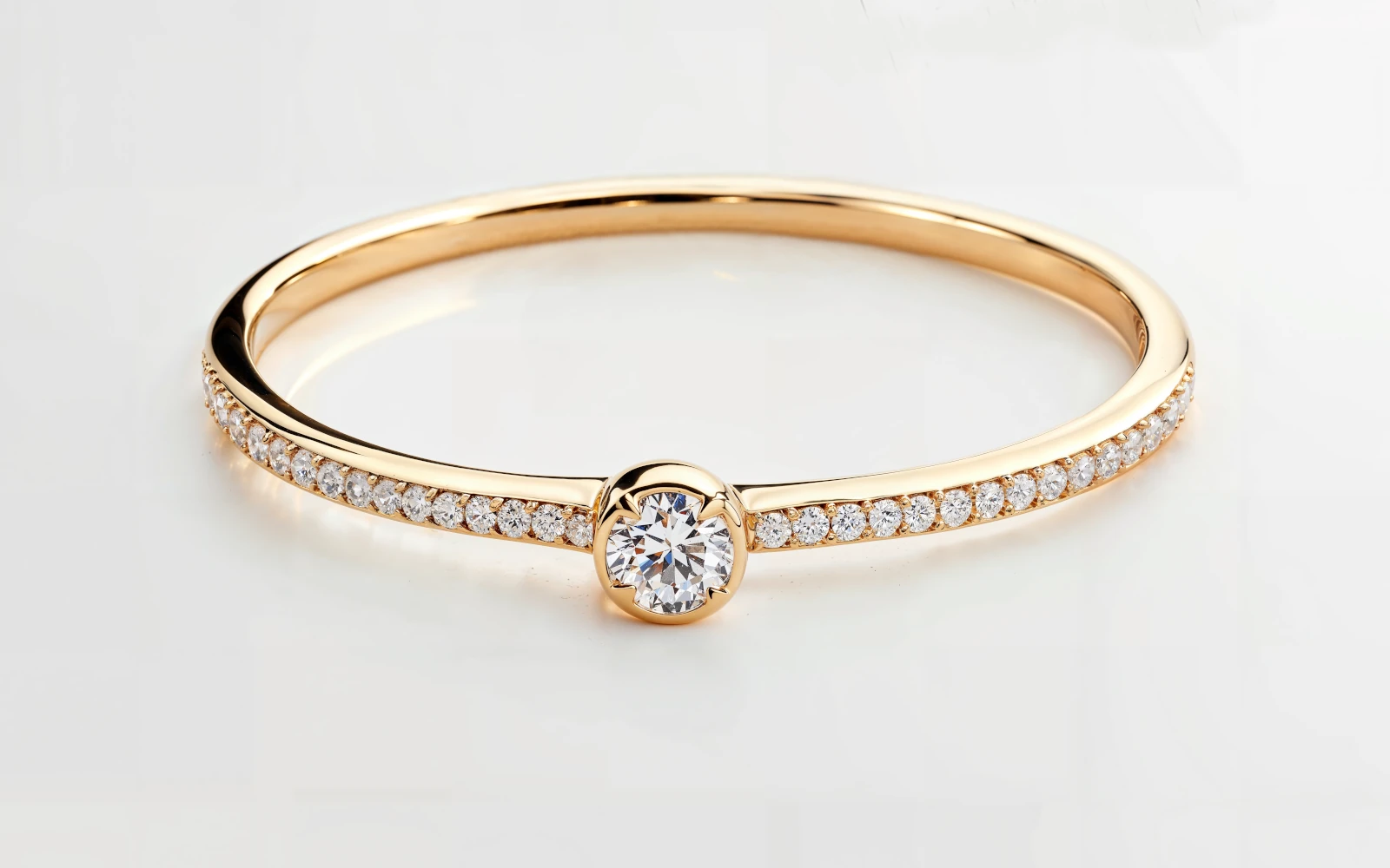 Anillo de promesa en oro amarillo 18k con piedra central y banda lateral engastada con piedras.