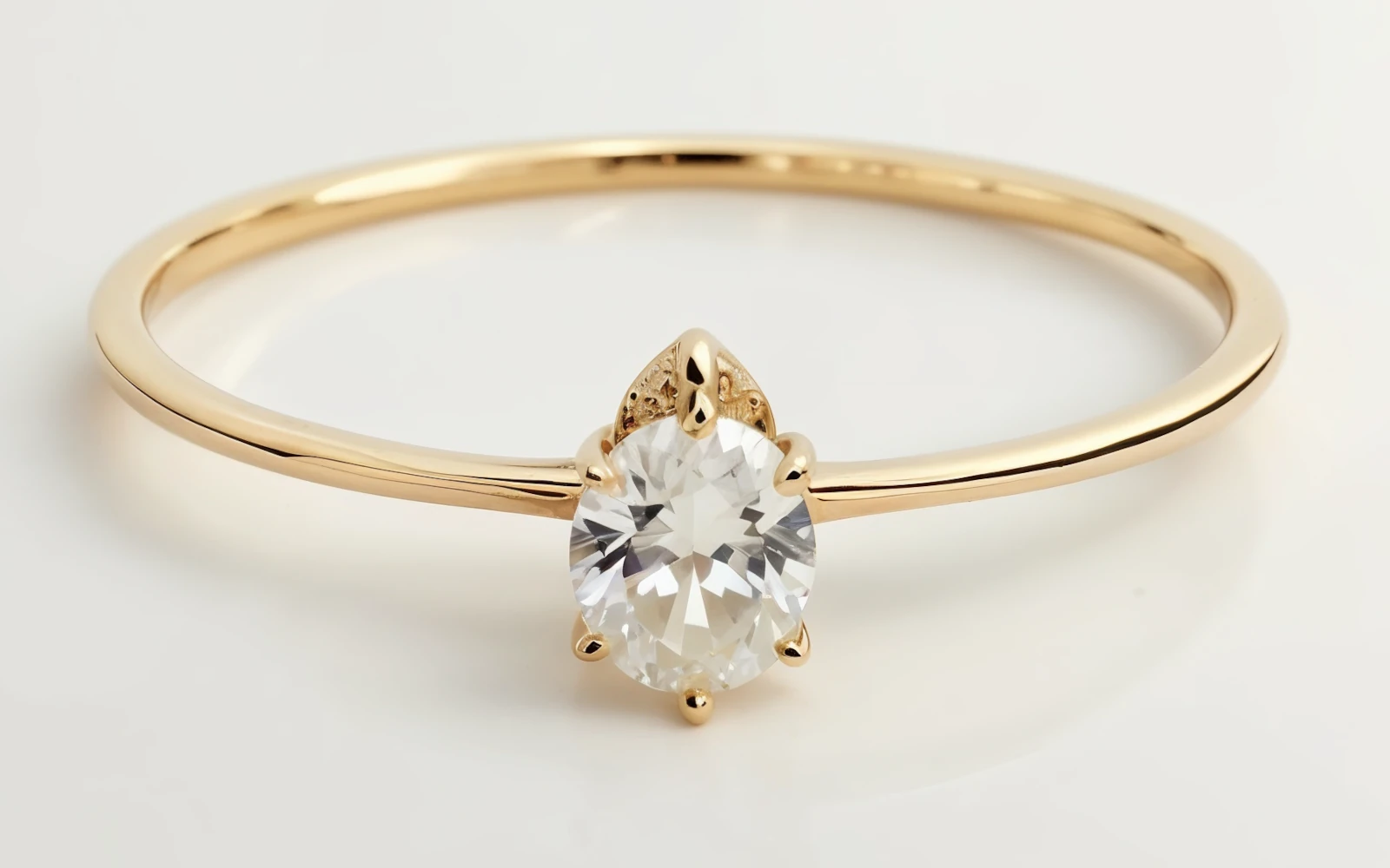 Anillo de promesa en oro amarillo 18k con piedra central oval engastada en garras, diseño fino y minimalista.