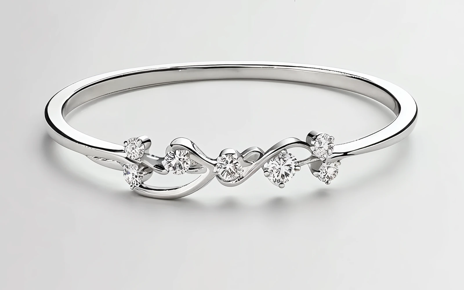Anillo de promesa en oro blanco 18k con piedras engastados en diseño ondulante y orgánico.