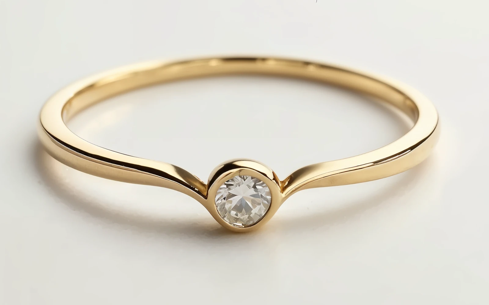 Anillo de promesa en oro amarillo 18k con piedra central engastado en bisel y banda de líneas suaves.