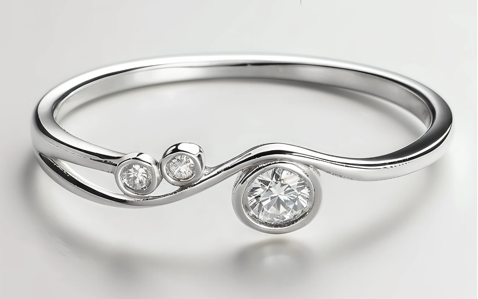 Anillo de promesa en plata 925 con diseño ondulado y tres piedras engastadas de brillo sutil.