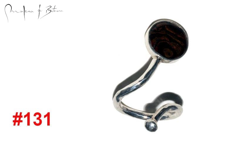 Anillo de plata de diseño orgánico con piedra oscura redonda. Número de artículo: #131.