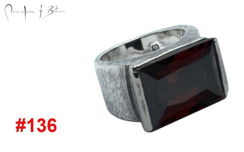 Anillo de plata con granate rojo rectangular. Número de artículo: #136.