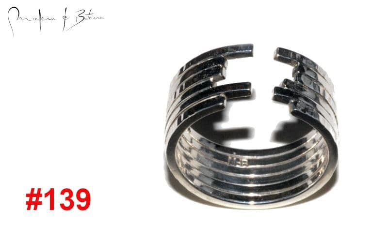 Anillo de plata con diseño único y moderno, líneas paralelas entrelazadas. #139.