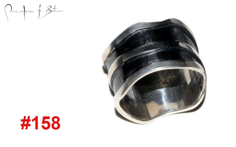 Anillo de plata con diseño ondulado y acabado en negro mate. Número de artículo: #158.