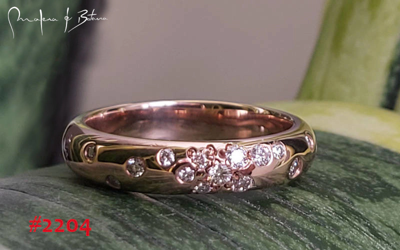 Anillo de oro rosa con múltiples pequeños diamantes engastados. Número de artículo: #2204.