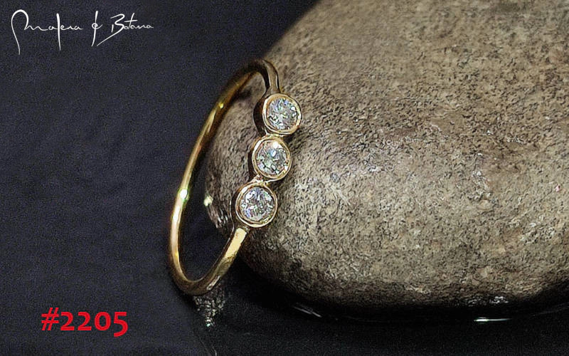 Anillo de oro con tres diamantes redondos. Número de artículo: #2205.