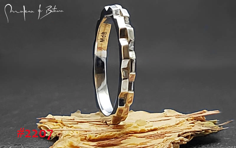 Anillo de plata con diseño texturizado y forma orgánica. Número de artículo: #2207