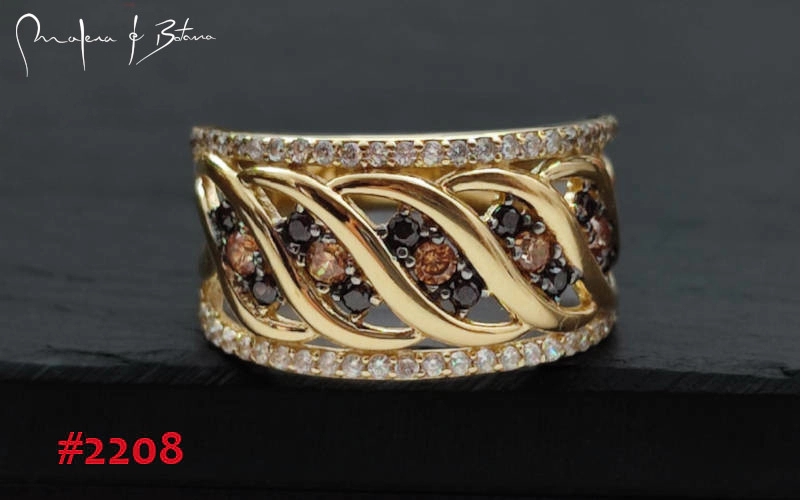Anillo de oro con diseño entrelazado, decorado con diamantes y piedras marrones. Número de artículo: #2208.