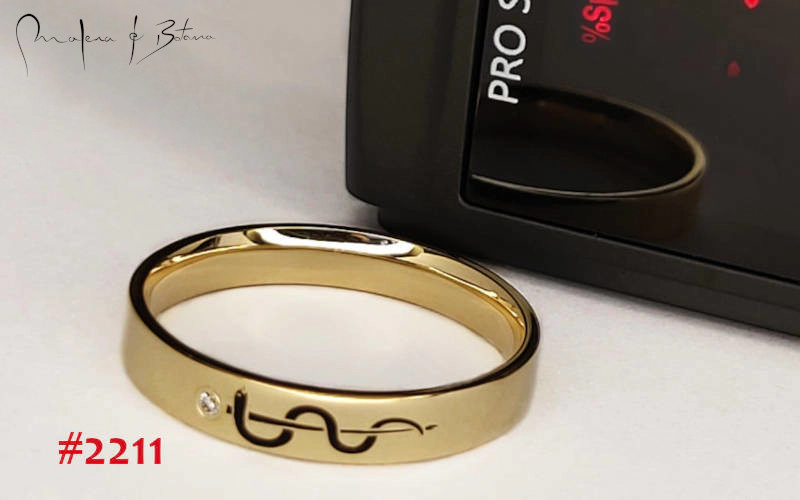 Anillo de oro con grabado de la serpiente de Esculapio y un pequeño diamante. Número de artículo: #2211.