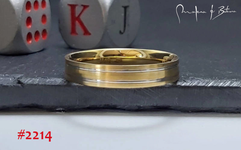 Primer plano de una alianza de oro de dos tonos con detalles acanalados, modelo #2214 de Malena de Botana.
